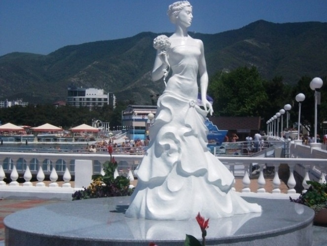 На этом месте несколько веков назад был рабовладельческий рынок славянских невест. Этот памятник посвящён БЕЛЫМ НЕВЕСТАМ...