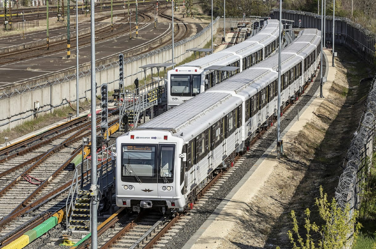 Поезда метро серии 81-717.2К на третьей линии метро Будапешта. Источник: HGV