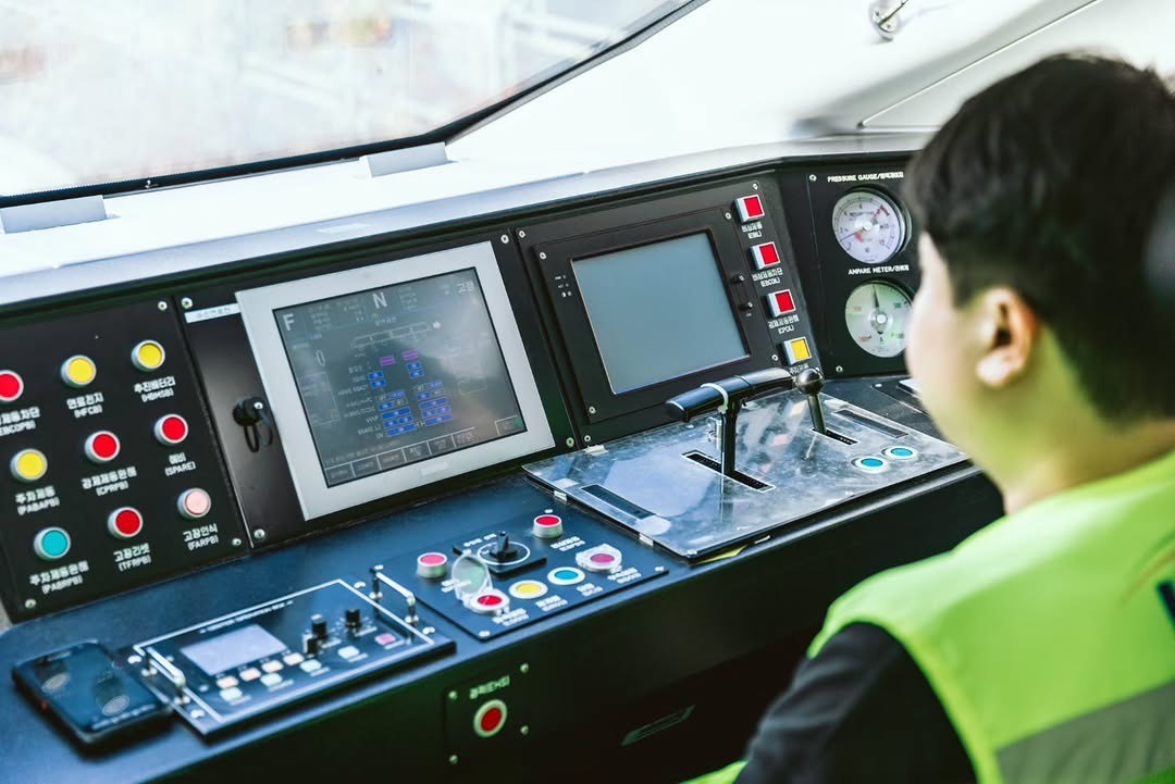  Пульт управления в прототипе водородного поезда от Woojin Industrial Systems. Источник: chakak.co