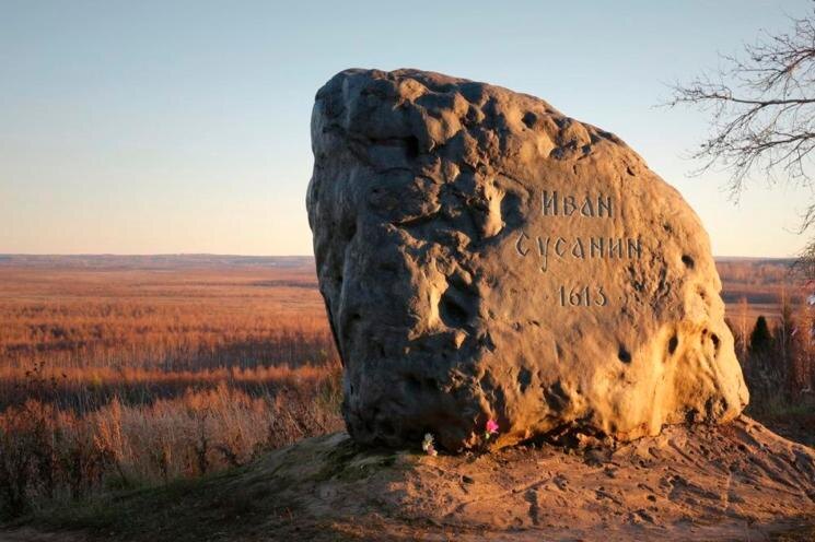 Памятный камень в честь подвига Ивана Сусанина у Исуповского болота 

© Туристический портал Костромской области