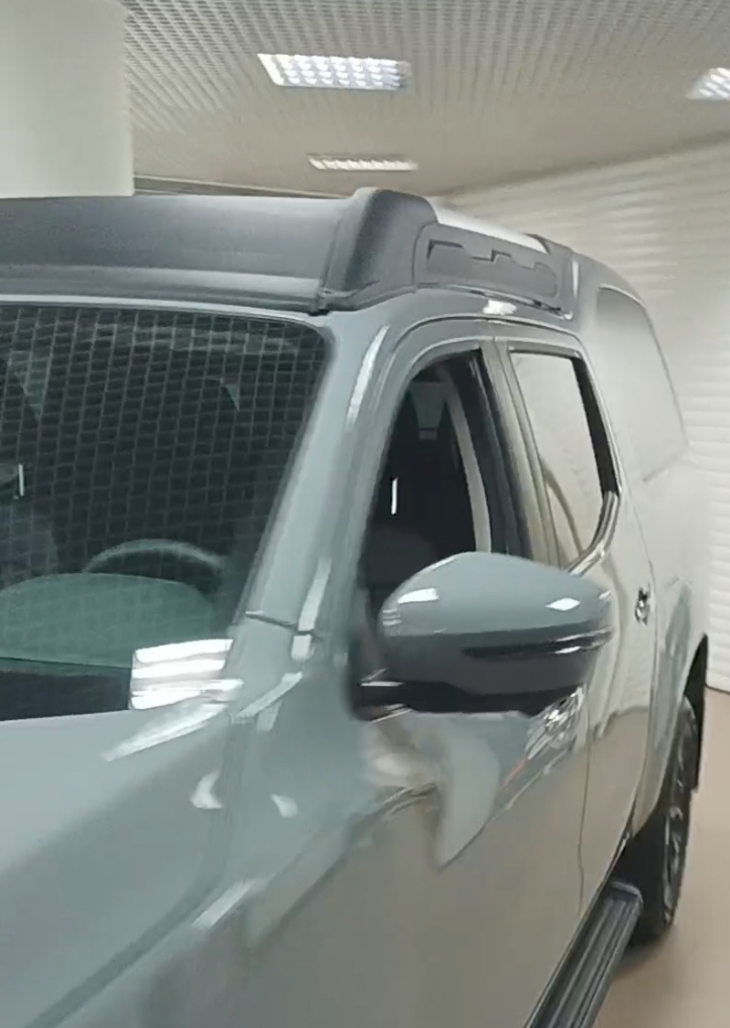 Машина выглядит горбатой, т.к. крыша кунга выступает над пассажирской.