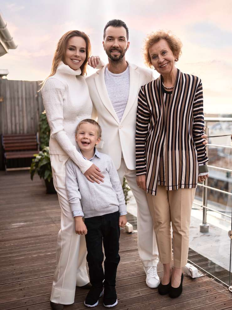 Денис Клявер с последней женой Ириной, младшим сыном и матерью Ириной Олейниковой