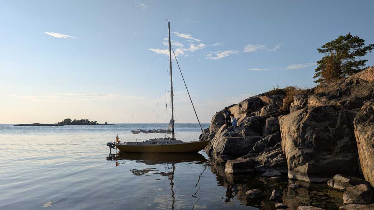 SY ONEGO у острова Гунарсорарна