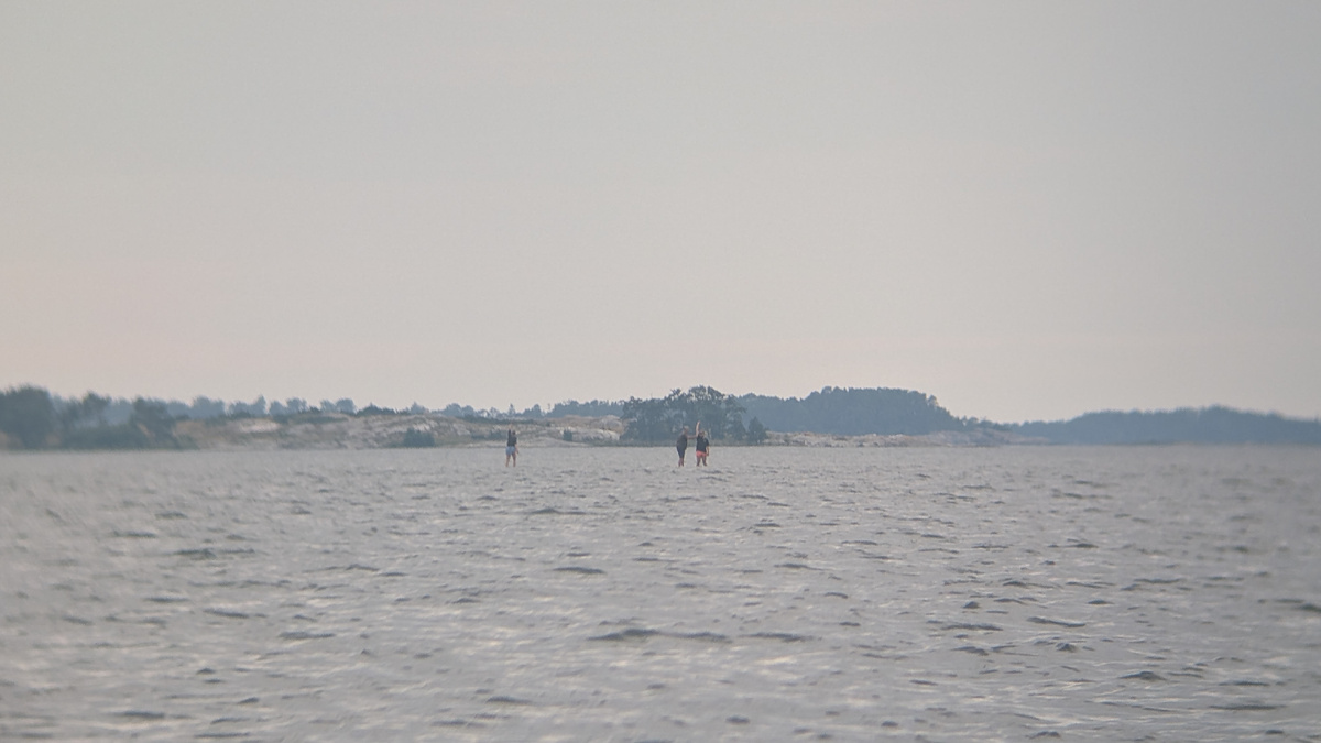 Люди в море у острова Sandön