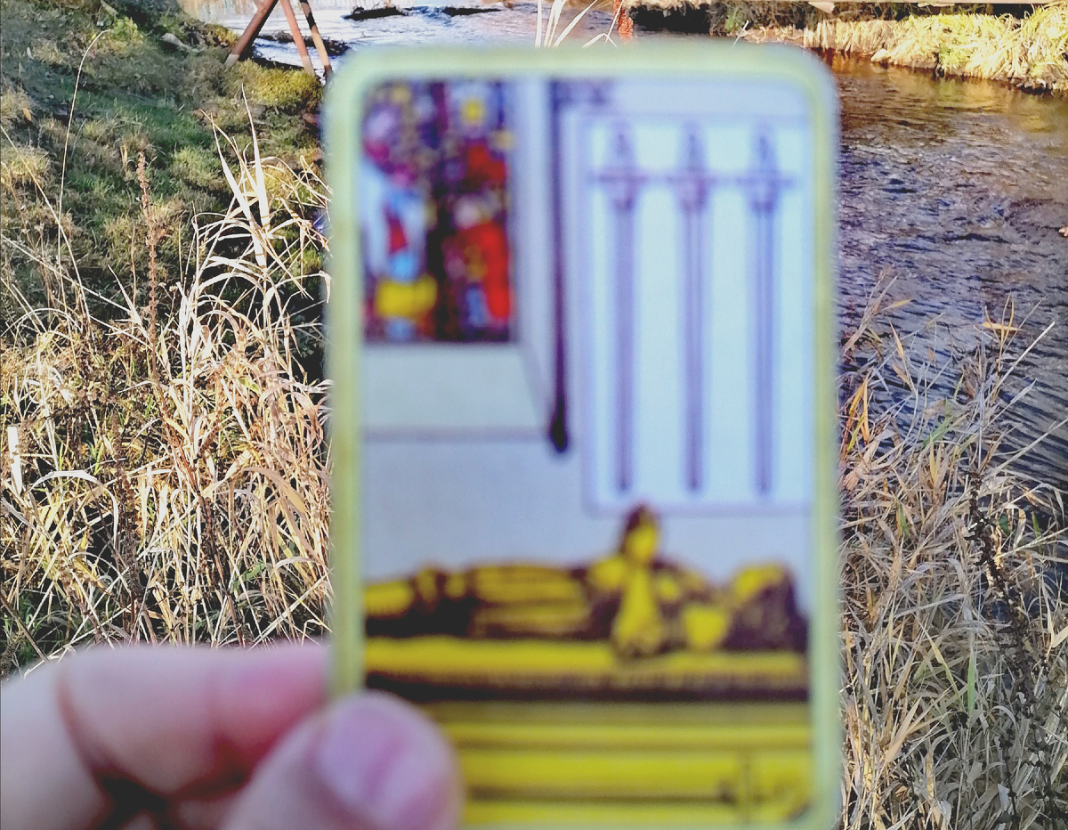 4 мечей - один (или одна), холодная постель, всё как-то в тусклых тонах... 