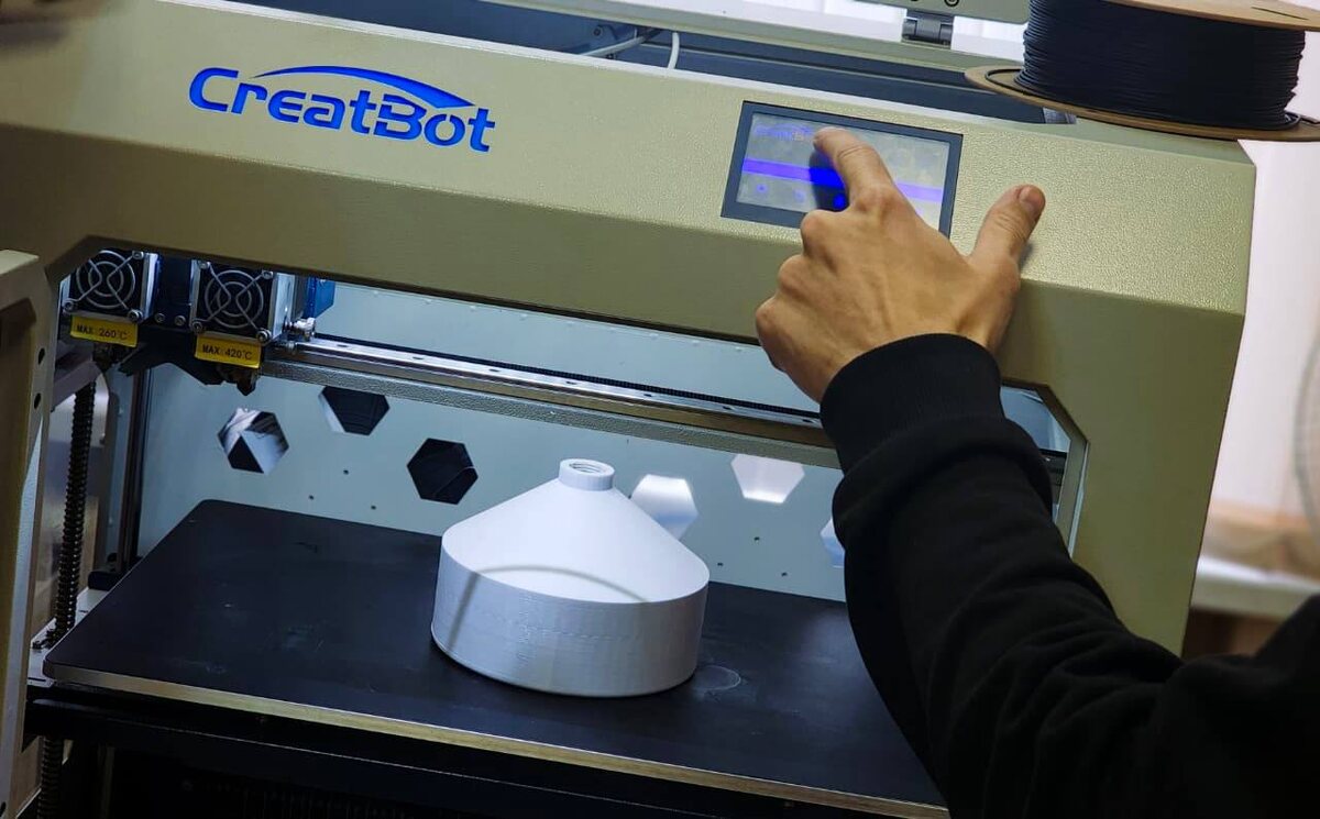 3D-печать бачка для сбора конденсата в выправочно-подбивочно-рихтовочной машине ПМА-3. Источник: СТМ/Telegram