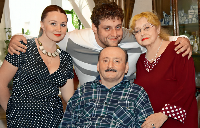 Михаил с женой и родителями