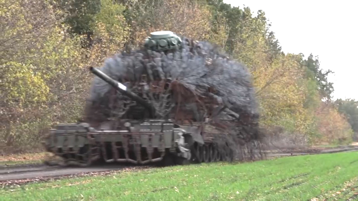 Танк Т-80БВМ России с защитой «Еж» от дронов. Фото Лампа знаний