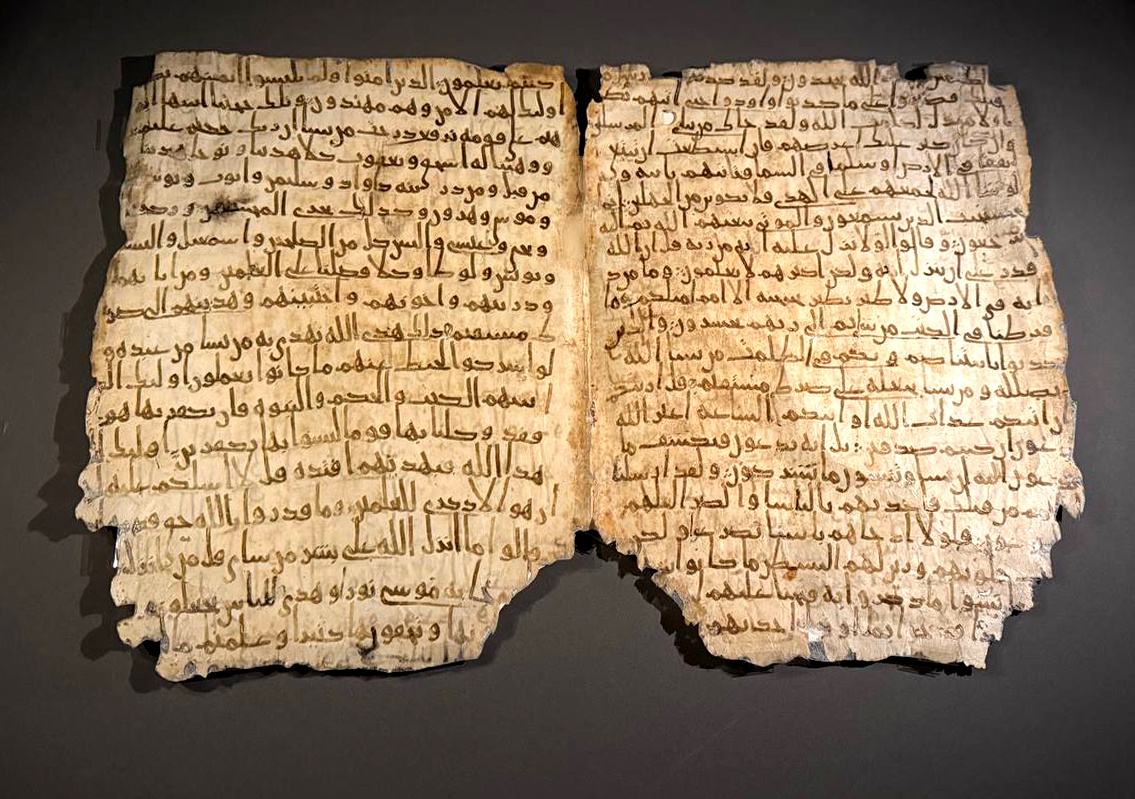 Разворот ранней рукописи Корана
Сура «аль-Анам» («Скот»), стихи 21–44 и 81–98 (лицевая и оборотная стороны). Аравийский полуостров или Западная Азия, период Омейядов, вероятно, I век хиджры (VII век н. э.)
Чернила на пергаменте
