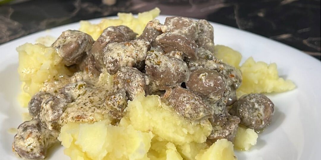 Куриные сердечки в сметане