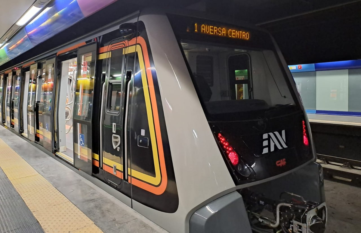 Шестивагонный поезд метро производства CAF на базе платформы Inneo для Неаполя. Источник: UglFnaNapoli/X