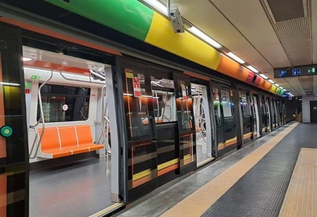  Входные двери в поезд метро производства CAF на базе платформы Inneo для Неаполя. Источник: UglFnaNapoli/X