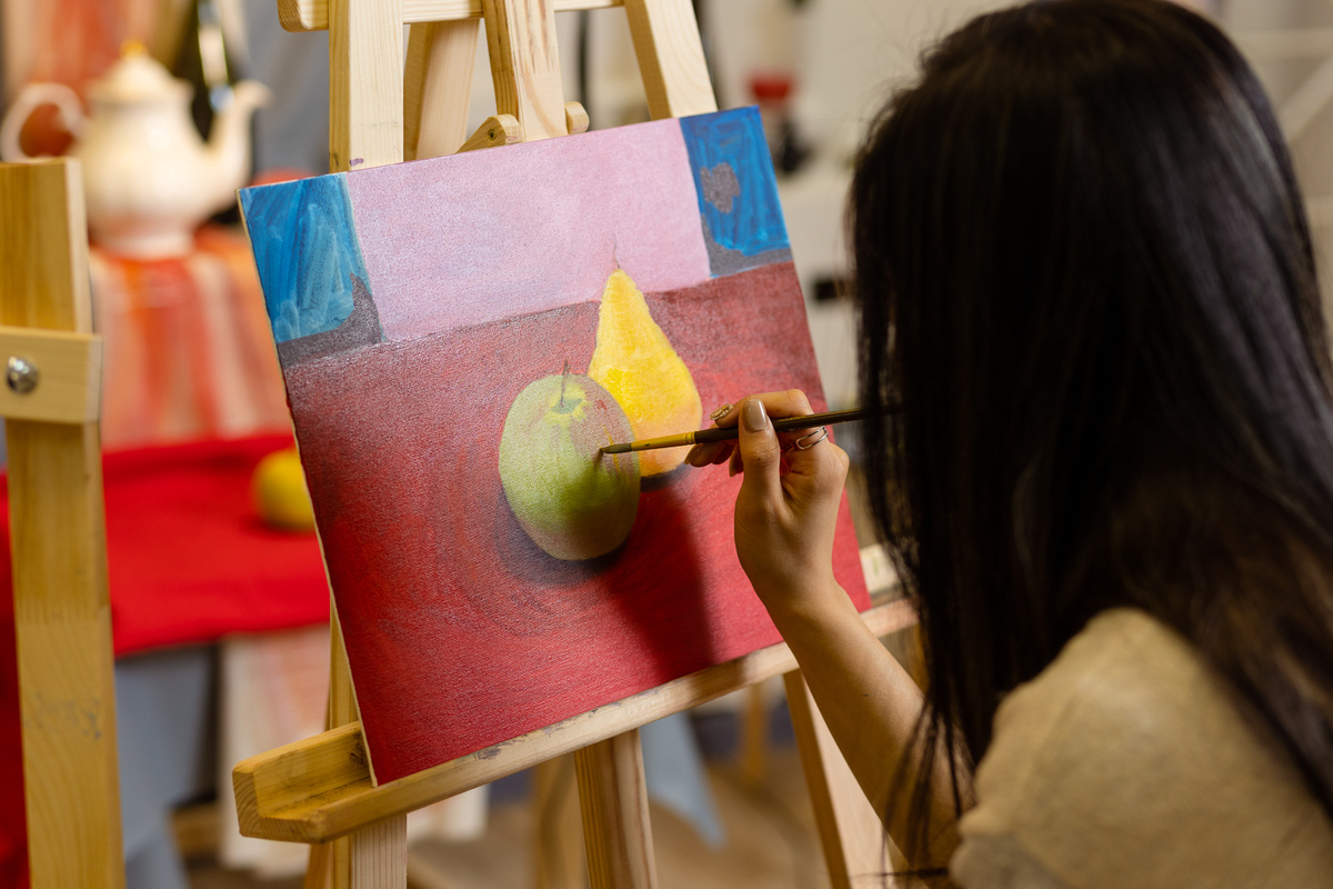 Девушка пишет маслом в филиале на Китай-городе студии АртМосква