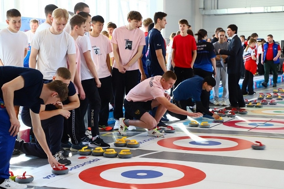    1 ноября в Красноярске установили рекорд по одновременной игре в кёрлинг. Фото: минспорта края