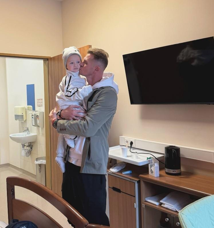    Ярослав в палате. Фото из соцсетей Анастасии