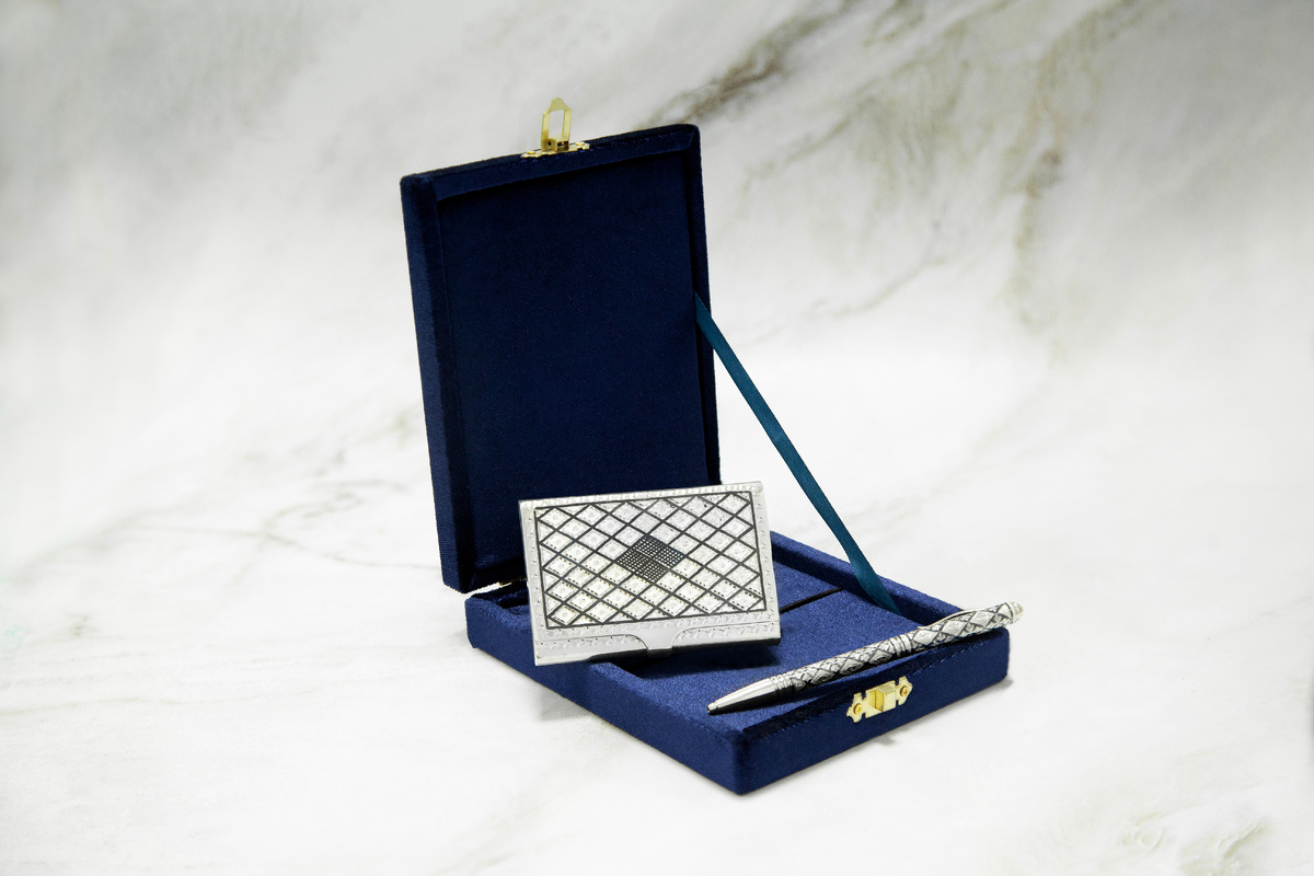 источник изображения https://kybachi.ru/cat/kinzhaly-i-sabli/serebryanye_vizitnitsy/