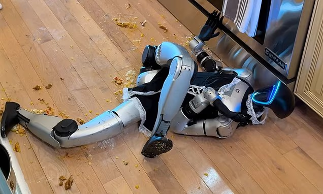 Робот опрокидывает сковороду на пол, рассыпая еду повсюду и спотыкаясь. Поскользнувшись в беспорядке, робот сваливается в кучу.