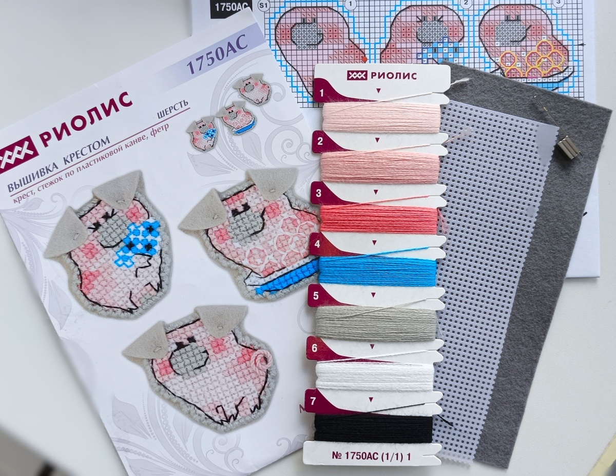 превью набора "Три поросенка", производитель "Риолис", здесь и далее все фото сделаны автором блога. Фетр, конечно, гораздо темнее того, что на превью.