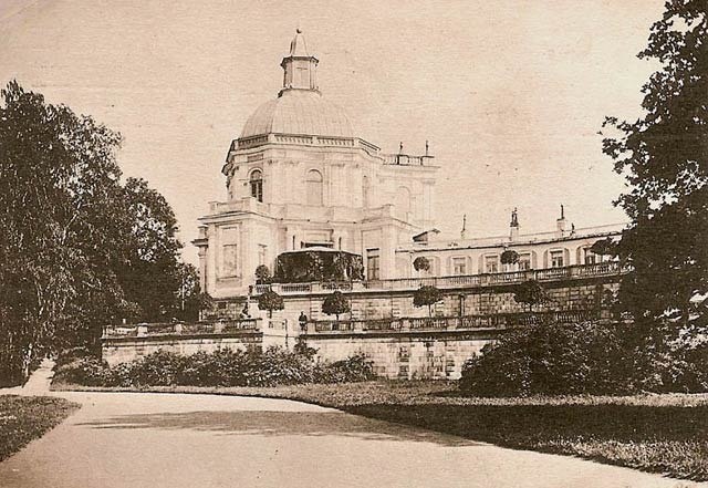 Дореволюционная фотография Меньшиковского дворца в Ораниенбауме