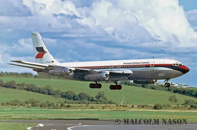 Paninternational Boeing 707, один из двух самолётов авиакомпании. С вероятностью 50 % это тот самый самолёт, над которым работали механики в Дюссельдорфе. (Малкольм Нейсон)