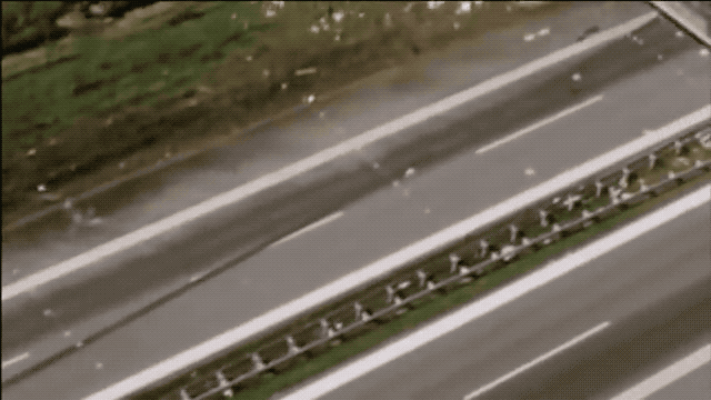 Вид с воздуха на основную часть места крушения позволяет оценить масштаб катастрофы. Видеоролик предоставлен документальным фильмом «Аварийная посадка на трассе А7: авиакатастрофа в Хаслохе».