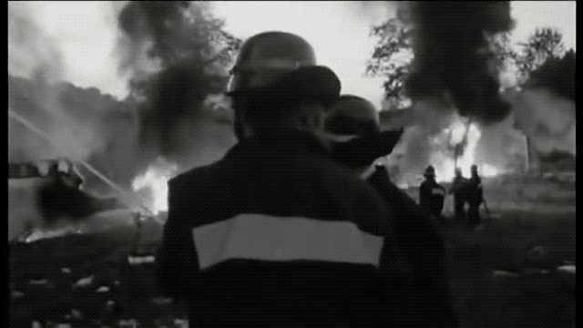 Кадры с места происшествия, снятые до и после тушения пожара. («Аварийная посадка на A7: авиакатастрофа в Хаслохе».)