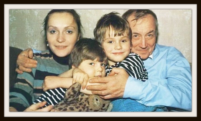 Евтушенко с Марией Новиковой и детьми
