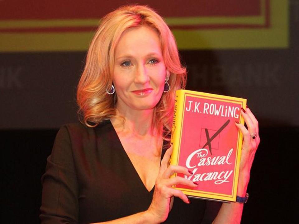 Джоан Роулинг (также известна под псевдонимами Дж. К. Роулинг, Джоан Кэтлин Роулинг и Роберт Гэлбрейт) — британская писательница, сценаристка и кинопродюсер.