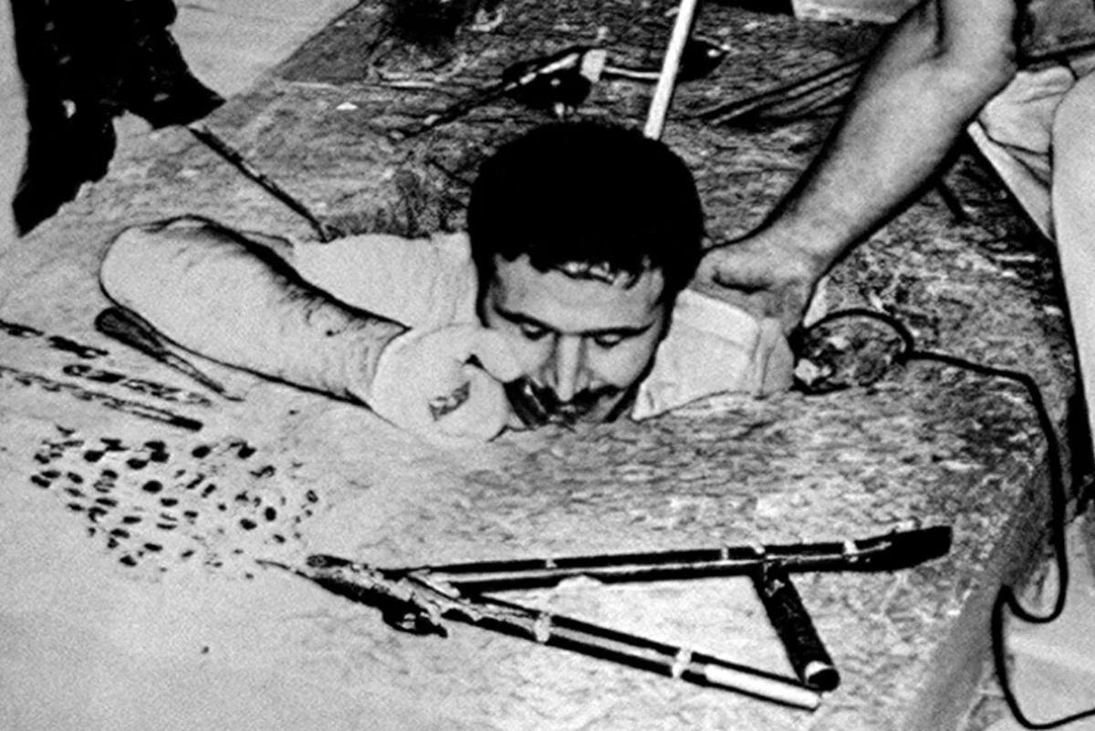  Следственный эксперимент: Феликс Калачян показывает, как проник в хранилище