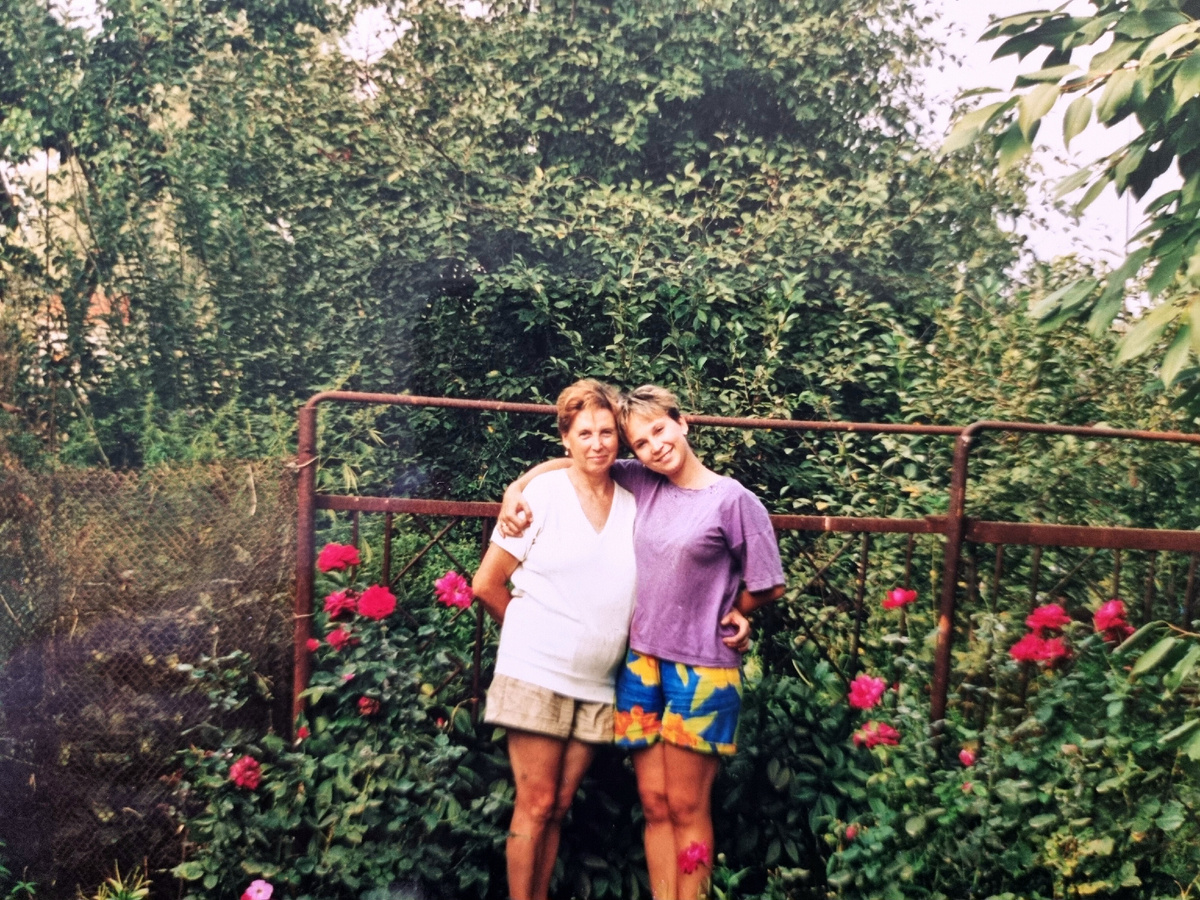 Это мы с мамуле на даче. Фото: Зеленая леди, сад, семья и томатный сок