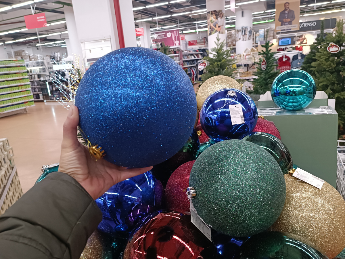 Муж пошутил, что это новогодние мячи для котиков - огромные и пластиковые, не разобьют🤭