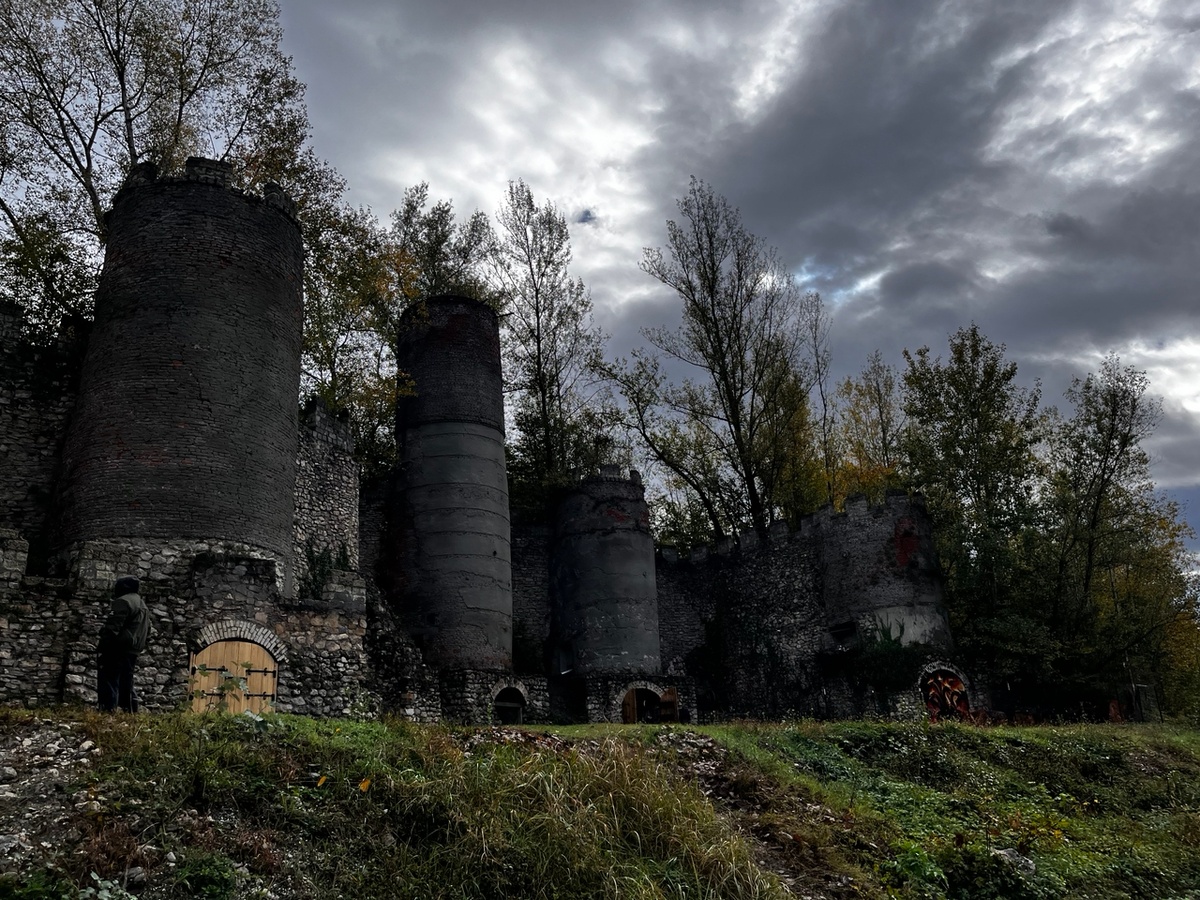 Старая печь, напоминает руины крепости