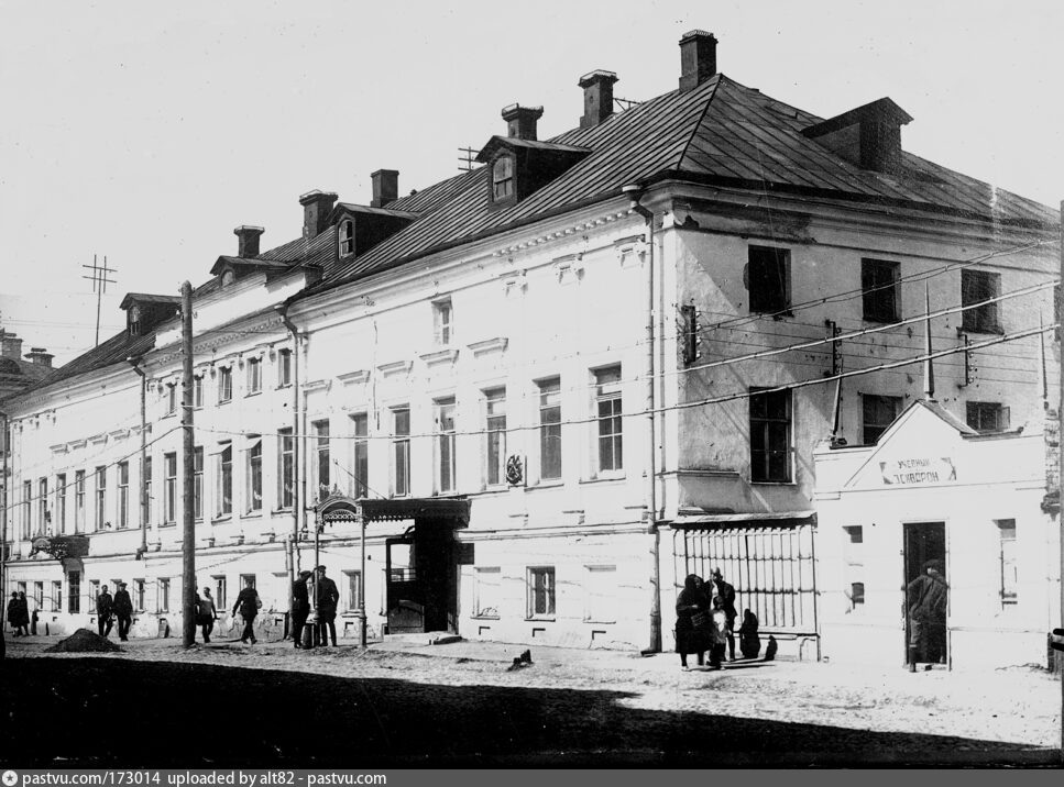 Бывшая усадьба аптекарей Е. Х. Эвениуса — И. Ф. Ремлера.
Первую в Нижнем Новгороде аптеку основал в 1781 году немец Георг Христиан Людвиг Эвениус, приехавший в город за год до этого и поселившийся на Варварской улице. При генеральном размежевании Нижнего Новгорода в 1784 году Эвениусу был выделен участок в начале улицы Варварская. Двухэтажное каменное здание по проекту механика Ивана Немейера было построено в 1792 г. Часть дома была жилой, другую часть занимала аптека. Жителей и гостей города Егор Крестианович, как звали Эвениуса в народе, привлекал иллюминацией. На подоконниках аптеки он выставлял разноцветные стеклянные шары, которые, отражая свет ламп помещения, давали эффект радужного свечения на несколько метров вокруг дома. Источник фото и информации: https://pastvu.com/p/173014