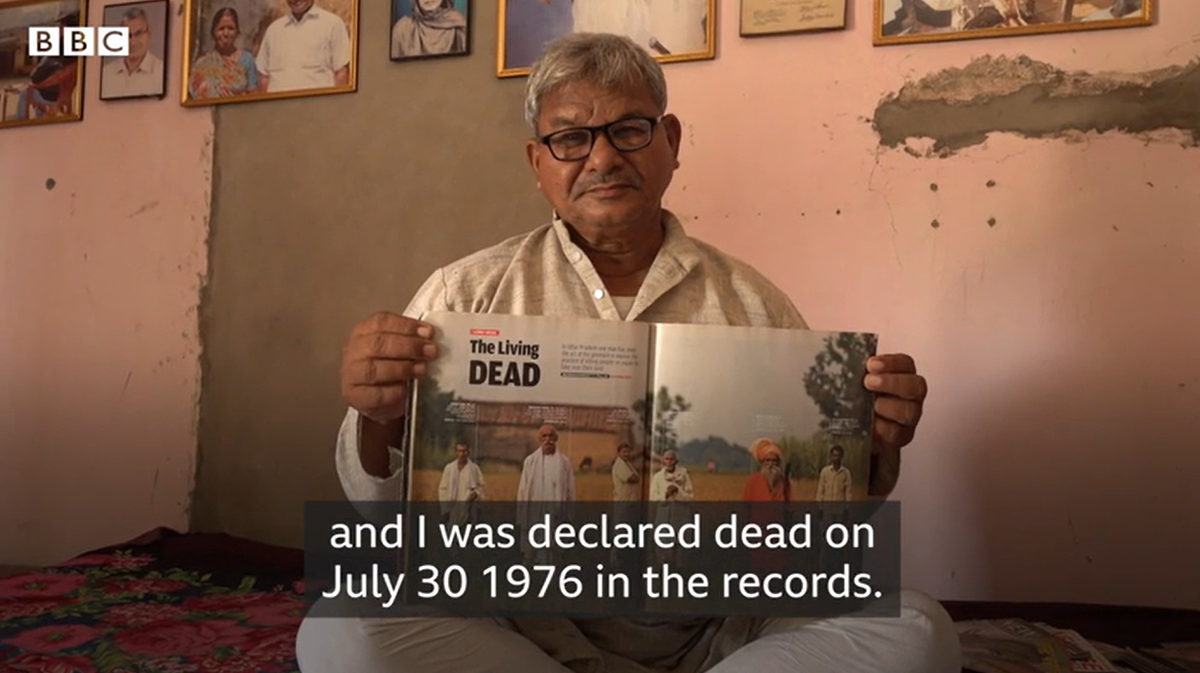    Лал Бихари узнал, что его ошибочно признали умершим в возрасте 22 лет, после того как ему отказали в кредите. Он говорит, что не смог убедить в обратном сотрудников местного правительства — в конце концов, у них было свидетельство о его смерти. Источник изображения: bbc.co.uk