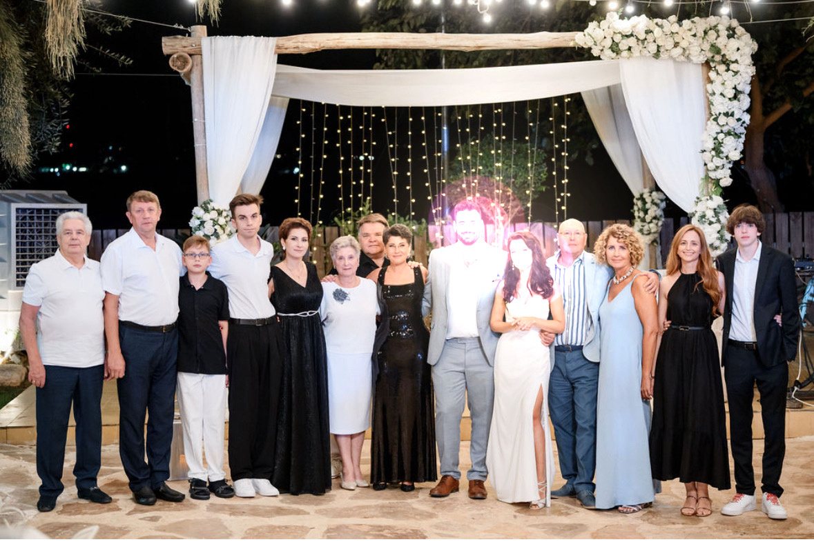 Здесь почти все родственники со стороны Яблочка. Слева - дядя Миша, который приезжал летом)) 