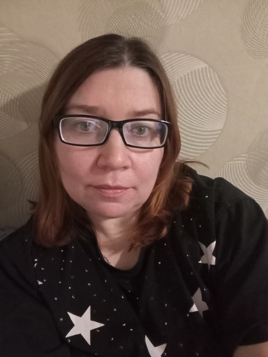 Надо краситься, много седины уже. 