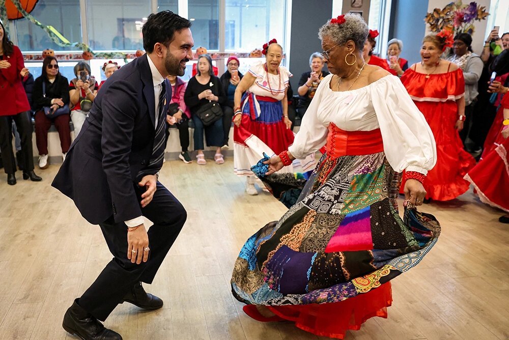    Зохран Мамдани танцует со своим сторонником во время предвыборной кампании в центре для пожилых людей. Фото: Reuters