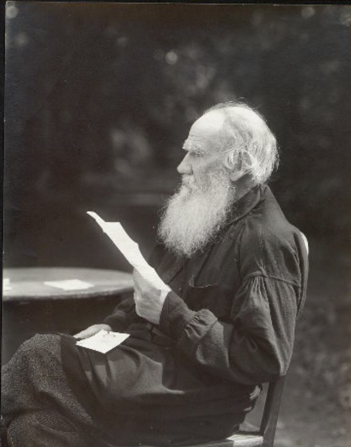 Лев Николаевич Толстой в темной блузе, 1910 год