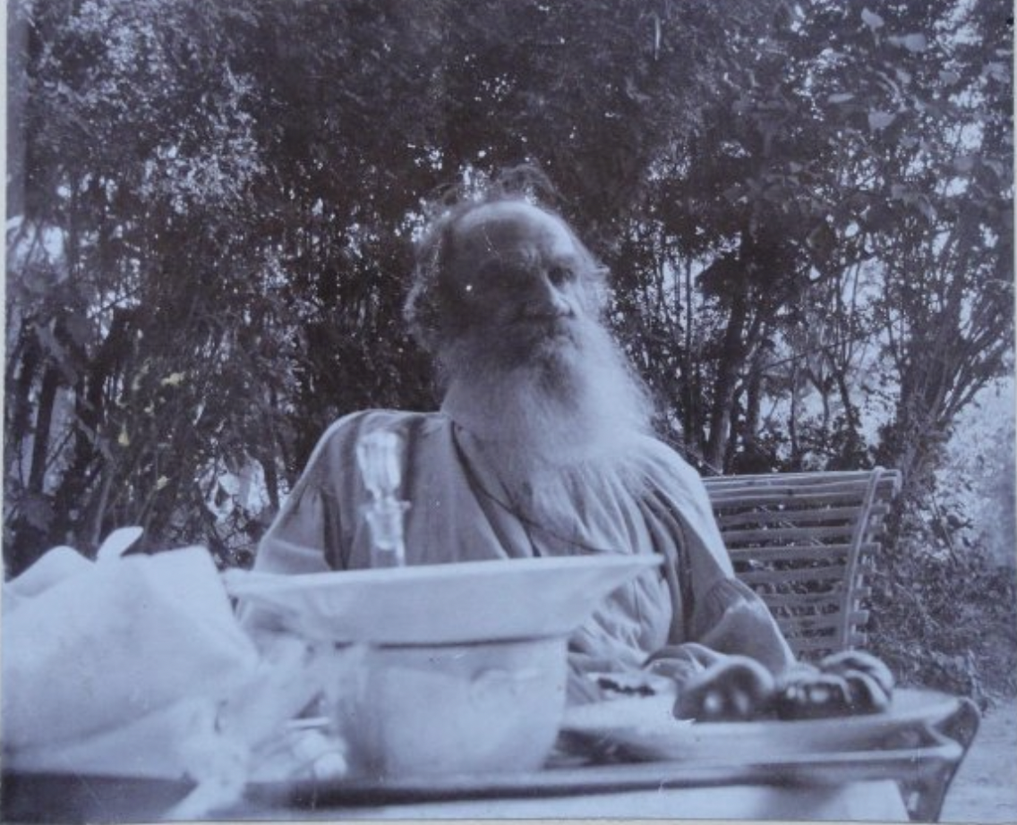 Лев Николаевич Толстой в парке за столом, 1903 год