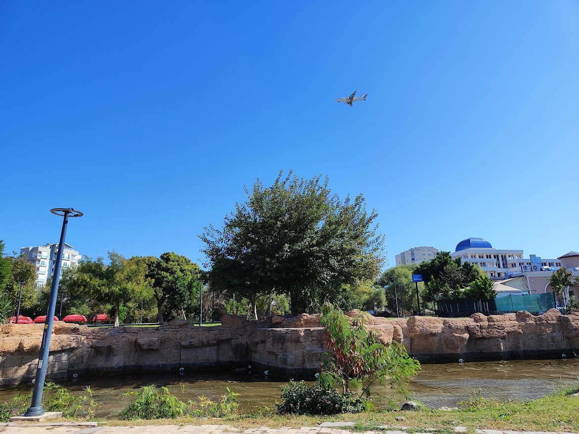 Самолет идет на посадку как раз в аэропорт Анталии.