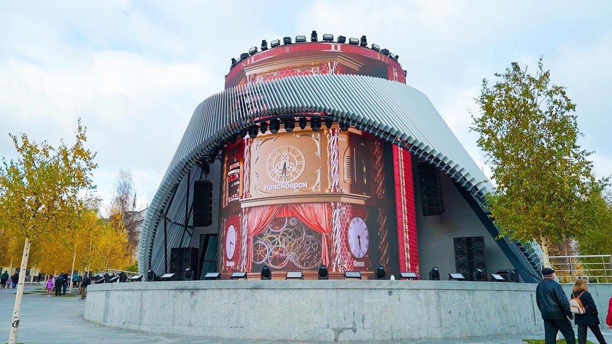    В парке "Зарядье" появились часы для всех часовых поясов России