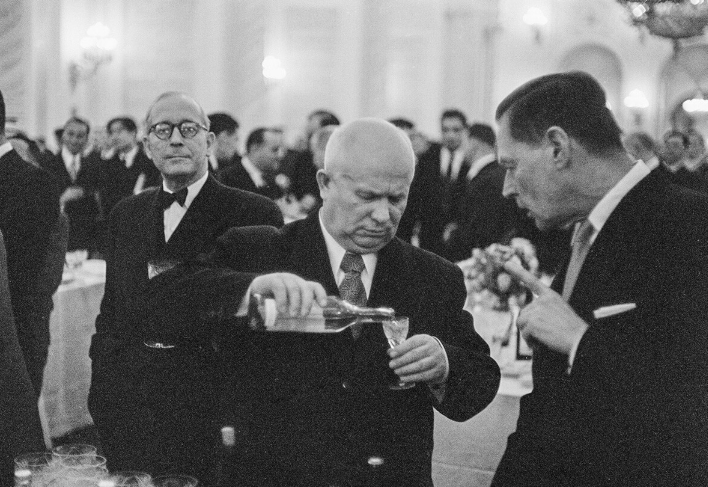 "Философ" с 2-х классным образованием, переиграл многих, но управлять государством, так и не научился, разве что расстреливать советских рабочих