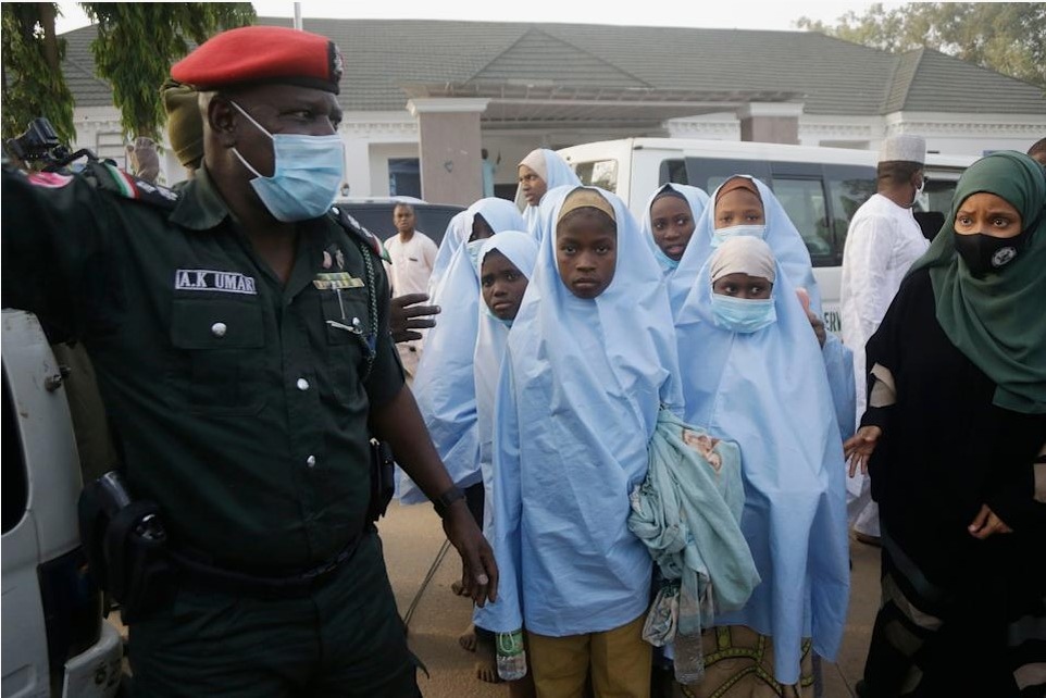 Нигерийский солдат проводит спасенных из плена девочек, угнанных в рабство "Боко Харам". Террористами и педофилами.