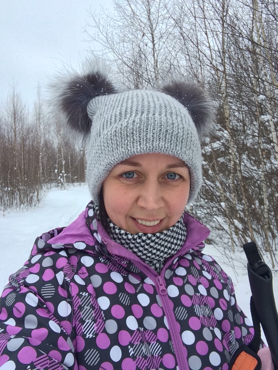 А эта моя любимая дачная шапка, её мама вязала