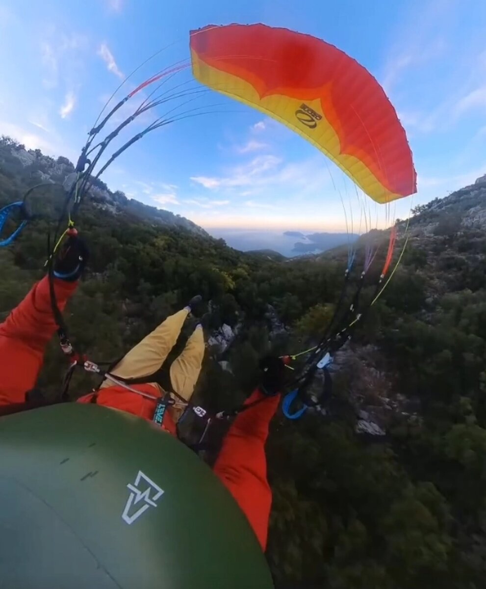    Спидфлай — это поддисциплина парапланерного спорта, суть которой — скоростной спуск вдоль склонов гор, максимально близко к рельефу. Фото: соцсети/ Вячеслав Грибанов