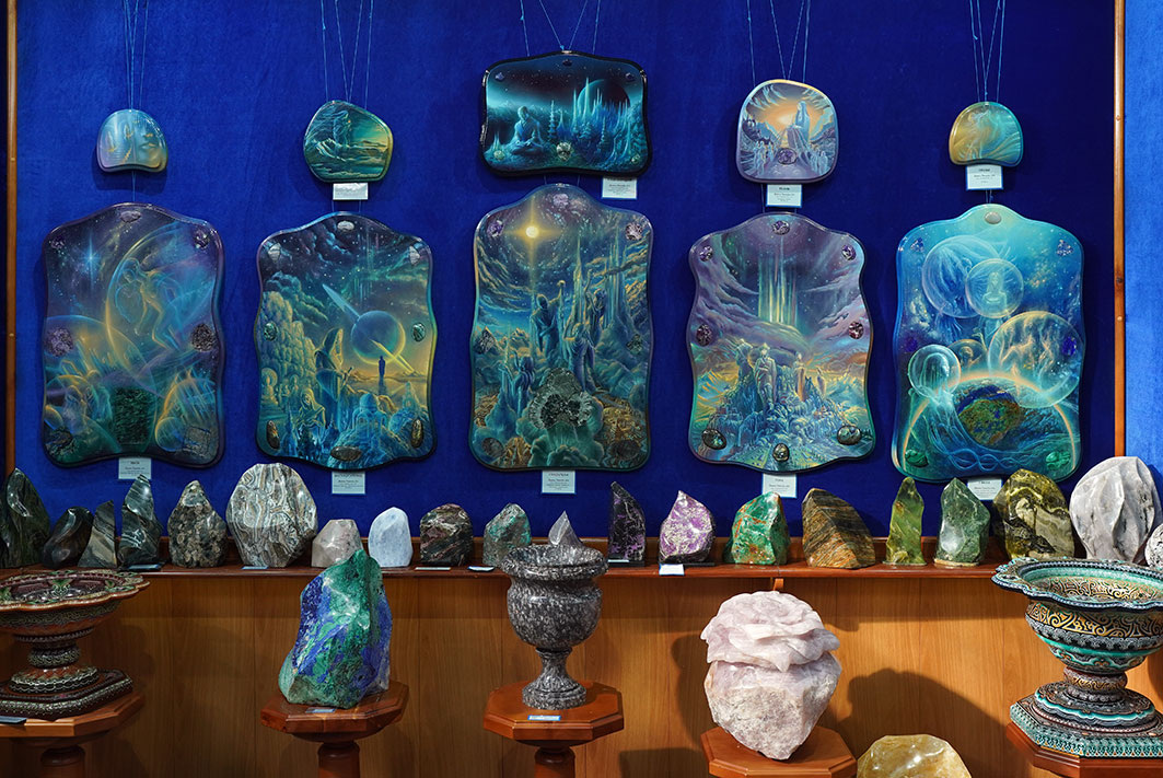 Фотография не способна передать всего великолепия работ. Фото Бориса Слепнева