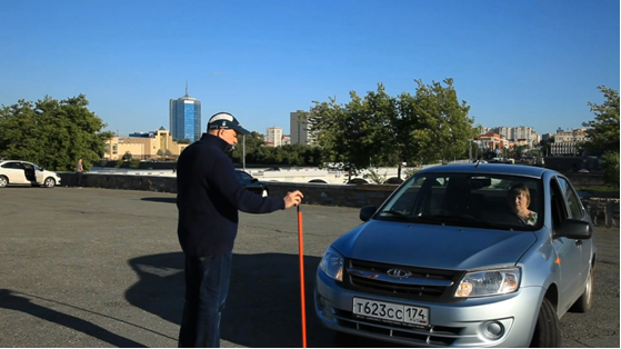 Ставит стойку очень близко спереди, смотрит на переднее колесо, и предполагаемую траекторию движения. Так, чтобы при движении стойка не была задета.
