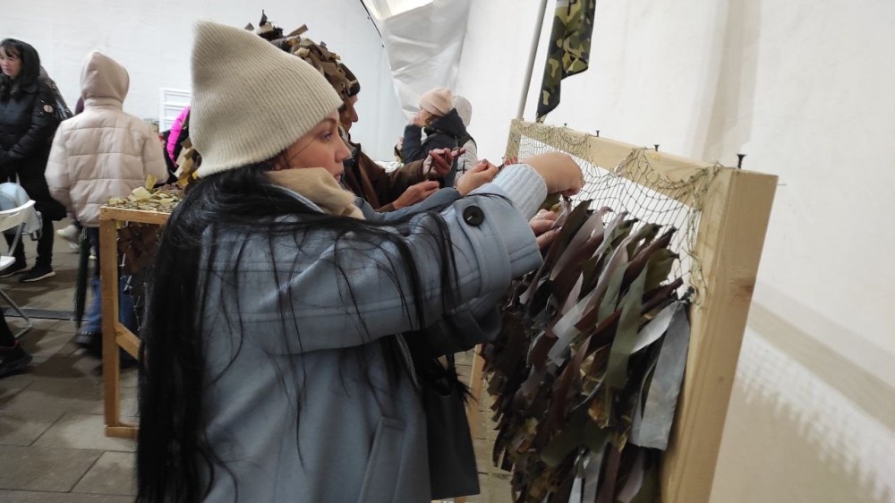    Нижегородцы изготавливали маскировочные сети и окопные свечи для бойцов СВО в рамках акции Народного фронта