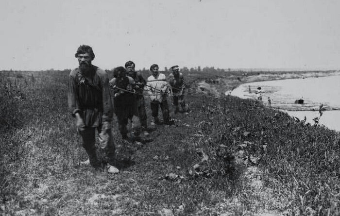 В XIX веке бурлаки получали около 50 копеек в день