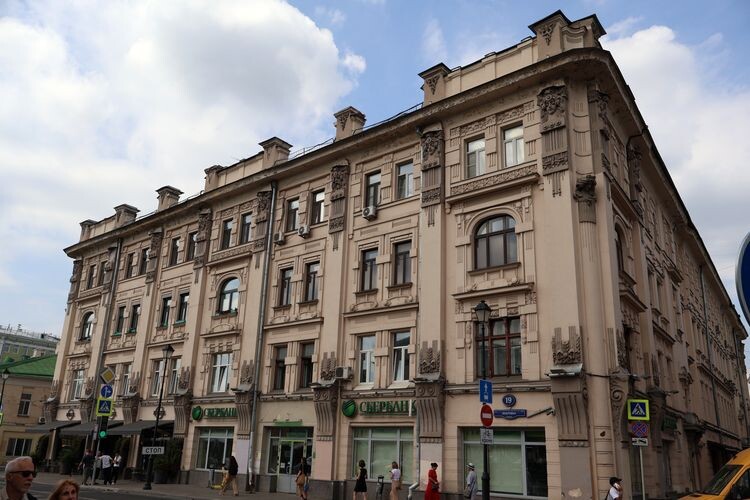 Источник: https://vtrip.ru/places/dohodnyy-dom-rahmanova-v-moskve/